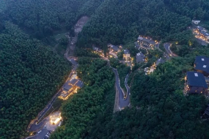裸心堡采用了輕質結構、符合山地的吊腳樓結構