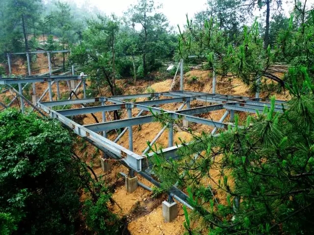 裸心堡采用了輕質結構、符合山地的吊腳樓結構