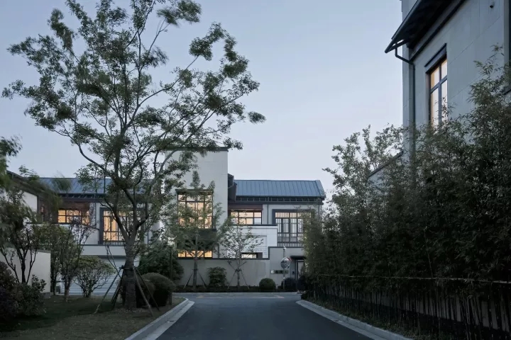 內側建筑單體的院落普遍安置于建筑和道路之間以保護私密性