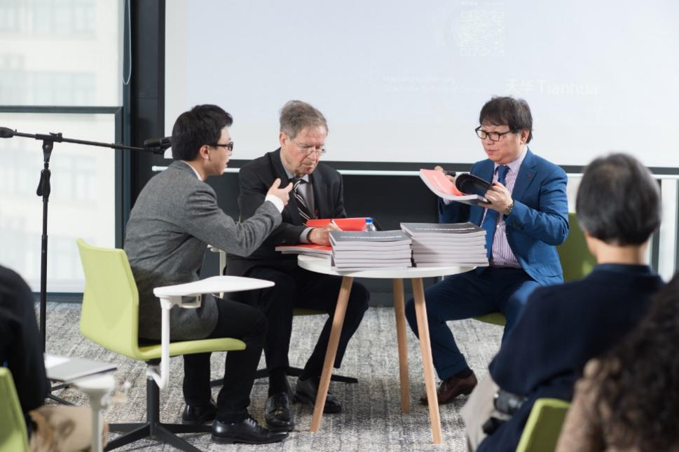 哈佛布斯克茨教授、楊丁亮老師與天華集團總建筑師黃向明現(xiàn)場書籍簽發(fā)